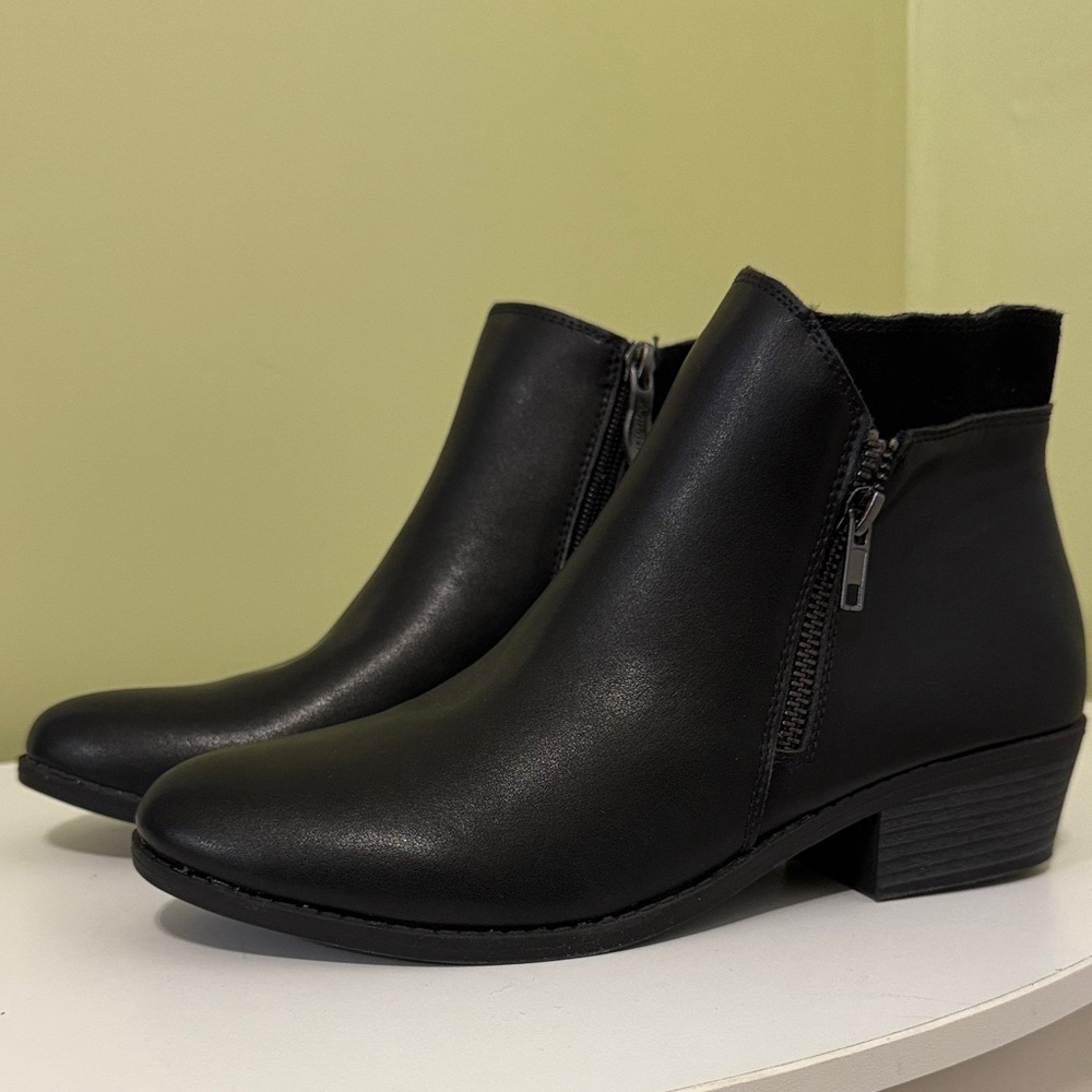 AquaDiva Shelia Black Leather Ankle Boot (Women) size 39 midium H9N1